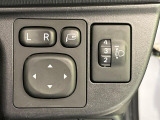 【電動格納ミラー】サイドミラーは電動格納式となっており、狭い駐車場でもキズがつくリスクを抑えられます。