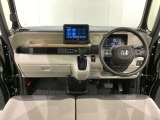 車内は光触媒抗菌消臭施工済です。スタイリッシュなデザインで暖かみのあるインパネ周りを演出します。グローブボックスやカップホルダーのほかにトレーなどたくさんの収納スペースが装備されています。