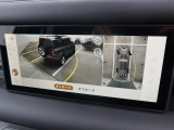 【3Dサラウンドカメラ】周囲の安全確認をアシストする機能です。3D車外ビュー、360&deg;オーバーヘッドビューを 利用して、狭いスペースでも安心、スムーズに運転操作ができます。