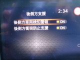 【BSW・BSI】自車両の斜め後方に別の車両が走っていることを認識すると、サイドミラー周辺のインジケーターでその存在をお知らせし支援します。