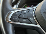 アダプティブクルーズコントロールは、フロントバンパーのレーダーセンサーを使用し、前方の車両の加減速に応じて自動的にスピードを調節、車間距離を維持します。(時速30km以上で使用可能)