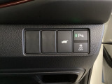 ハンドルの右側にHondaセンシング用のVSA解除スイッチとパワーテールゲートスイッチがついています。パワーテールゲートスイッチは車内からでもテールゲートの開け閉めを電動でできます。