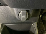 左側電動スライドドアは運転席からでも操作ができるように、ハンドル付近に開閉の操作スイッチが付いています。
