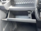 【グローブボックス】大容量のグローブボックスです!!車検証ケース他、日頃使う小物類の収納スペースもたくさんあります!