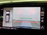 ギアをリバースに入れると車両後方の映像を映し出します。画面にはガイドラインが表示され、車庫入れや縦列駐車などの際に安全確認をサポートします。
