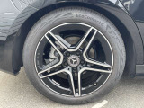 【アルミホイール】18インチのAMG5スポークアルミホイールを装着