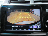バックカメラの画像です。ガイドラインがスムースな車庫入れをサポートいたします。車庫入れの安心感がアップしますね。