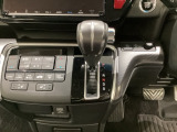 CVT車のセレクトレバーです。低速から高速まで、変速ショックのないスムーズな走りを実現するとともに、エンジン効率のよい領域を維持することで燃費にも貢献します。