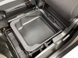 助手席下部に収納スペースがあります。
