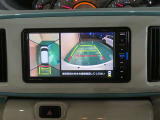 パノラミックビューモニター搭載。カメラで車両周囲の状況を映し出すため、狭い場所での駐車などに役立ちます。