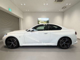 BMWではロングホイールベースの採用をしており、すべての車種に適用され、走行中の安定感の向上されております。また室内空間の広さにも貢献しております。