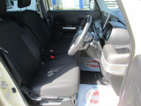 女性の方ももちろんですが、運転席側、助手席側の足元スペースが広いので男性の方が運転しても窮屈になりにくいですよ!