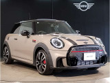 MINIのフロントグリルのデザインはイギリスで生まれた当初から、シルバーのサイドバーが折り重なった伝統的なデザインで御座います。その伝統はBMWのお車になってからでも少しずつ形を変えて守られております