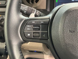 ステアリングにオーディオ操作スイッチが付いています。オーディオ画面に直接タッチしなくても操作が出来ますので、運転に集中できます。