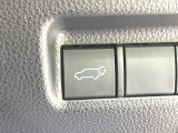 【パワーバックドア】スマートキーや運転席のボタンを押すだけでリアゲートが自動で開閉します!荷物を持っている時や、高い位置にあるバックドアを閉める際に便利な機能です♪