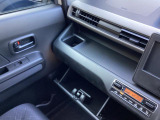 グローブボックス上は物が置けるようになっていて収納もばっちりです!