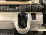 CVT車のセレクトレバーです。低速から高速まで、変速ショックのないスムーズな走りと、エンジン効率のよい領域を維持して燃費にも貢献します。サイドブレーキはスイッチ操作の電子制御パーキングブレーキです。