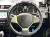 インテリアに合わせたデザインのステアリングは、運転される方のことも考え、運転しやすい形状、大きさです。是非一度、実際に触ってお確かめください。