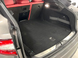 大容量のハッチバックルーム。大型スーツケースや、ゴルフバックなど何でもお任せ。