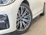 BMW純正アロイホイールはモデルやパッケージに合わせてデザインされています。洗練されたデザインで、足元の個性を引き立てます。