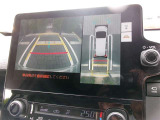 パノラミックビューモニター付きです。車両を上から見たような映像をディスプレイオーディオ画面に表示。運転席からの目視だけでは見にくい、車両周辺の状況をリアルタイムでしっかり確認できます。