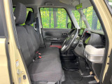 運転席まわりには十分なスペースがあり、大柄な方でもゆったり運転していただける環境です。