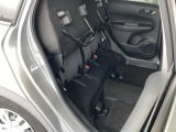 後席の座面をはねあげると、後席のあったスペースがそのまま高さのある荷室空間に!背の高い荷物も横にせずそのまま積み込めます。もちろん左右片方だけのアレンジも可能です。