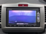 ギヤをR(バック)に入れるとナビの画面に後ろの映像が映るリアカメラ付です。後退時、コンディションが悪い視界でもカラーバックモニターがドライバーをサポートします。