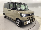 180cm近い車高と、センターレイアウト燃料タンクの低床フロアで、軽自動車とは思えない車内空間を実現しています。