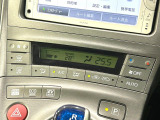 【オートエアコン】一度お好みの温度に設定すれば、車内の温度を検知し風量や温度を自動で調整。暑い&hellip;寒い&hellip;と何度もスイッチ操作をする必要はありません。快適な車内空間には必須の機能ですね♪