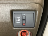 左側電動スライドドアは運転席からでも操作ができるように、ハンドル付近に開閉の操作スイッチが付いています。
