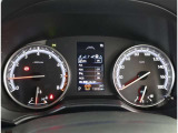 カラーヘッドアップディスプレイ付き。少ない視線移動で情報を確認できるので、運転の疲労軽減に繋がりますよ♪