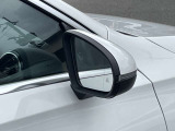 【ブラインドスポットアシスト】走行中車両の斜め後ろの死角エリアをモニタリングし、ドアミラー内蔵のインジケーターを点灯させて注意喚起し、安全な走行のサポートをします。