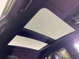 【パノラマルーフ】大型のガラスルーフ搭載で車内の解放感が一気にアップ!開放的なドライブをお楽しみいただけます。
