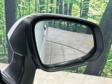 【ブラインドスポットモニター】走行中、ドアミラーの死角になりやすい箇所に後続車が接近するとサイドミラーのレンズに警告を表示!ドライバーに注意喚起をしてくれます。