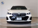 【BMWの伝統-1】BMWの特徴的な&ldquo;キドニーグリル&rdquo;は、80年以上続く伝統の形でございます。変わらないこだわりのデザインが、プレミアムブランド&ldquo;BMW&rdquo;を創り出します。