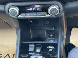 オートエアコンです。エアコン独立温度調整機能を搭載!運転席と助手席の設定温度をそれぞれ独立して調整できます。
