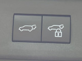 【パワーバックドア】スマートキーや運転席のボタンを押すだけでリアゲートが自動で開閉します!荷物を持っている時や、高い位置にあるバックドアを閉める際に便利な機能です♪