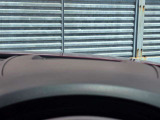 運転視界の遠方上方に虚像を投影することで前を見ながら情報の視認ができます。本当にドライバーが必要な情報を適切に伝え、楽しんで頂くことを考えた新世代装備です。※虚像は2.6m前方に浮かぶイメージです。