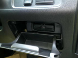 運転席から手の届く位置に ETC2.0車載器付いております。高速道路の料金所もスムーズに通過できますよ♪