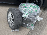【冬タイヤ車載】雪や氷の上でも優れた制動力と操縦安定性を発揮。スタッドレスタイヤが冬の悪路での事故リスクを低減し、安心感を提供します。