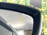 【ブラインドスポットモニタリング】走行中、ドアミラーの死角になりやすい箇所に後続車が接近するとサイドミラー付近に警告を表示、ドライバーに注意喚起をしてくれます。