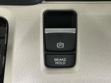 わずかな力で簡単に操作出来る電動パーキングブレーキ・オートブレーキホールド付きです!