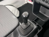 【フロアシフト】握りやすく操作しやすいフロアシフト。