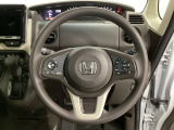 ハンドルにHondaセンシング系のクルーズコントロールやレーンキープアシストなどのスイッチと、オーディオの操作スイッチが装備されています。ハンドルから手を離さず安全に操作できます。