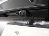 バックカメラが付いているので後方確認が非常にしやすいです。今や運転初心者も熟練者も必須装備!ついていて損はないですね♪