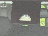 【スマートアシスト】走行中に前方の車両等を認識し、衝突しそうな時は警報とブレーキで衝突回避と被害軽減をアシスト。より安全にドライブをお楽しみいただけます。
