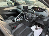 運転席周辺は、プジョー独自の設計思想が生み出した『i-Cockpit』