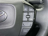 クルーズコントロール機能が付いています。 速度を設定するとアクセルを踏まなくても一定の速度で走ることができます。  高速道路ではとても便利な装置なんです。