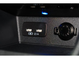 小物の収納に便利なセンタートレイには携帯等のデバイスの充電可能なUSB出力電源付です。
